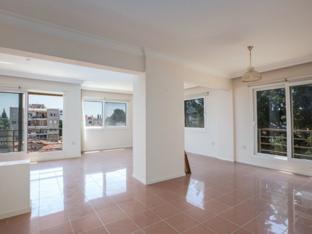5 bedroom apartment for sale in Nicosia, Dereboyu