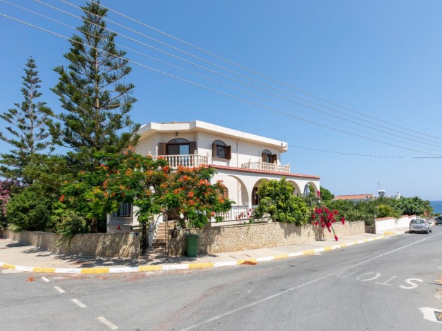 Girne Karaoğlanoğlu Satılık 4+2 Villa