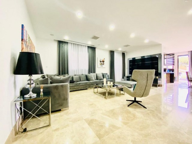 Girne Alsancak Satılık 4+1 Villa / Lüks