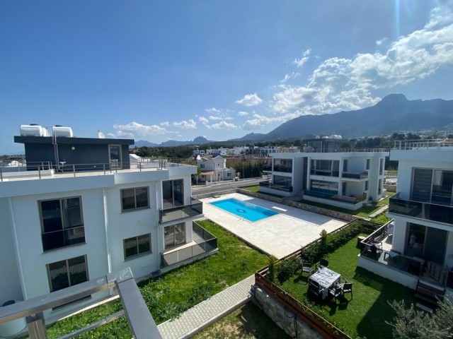 2+1 Wohnung zum Verkauf in einem Komplex mit Pool zum Verkauf in Girne/Çatalköy