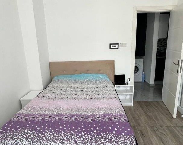 Lapta'da Dağ Manzaralı Kısa Dönem Kiralık 1+1 Daire