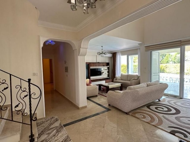 Girne Lapta Satılık 4+1 Villa / Havuzlu