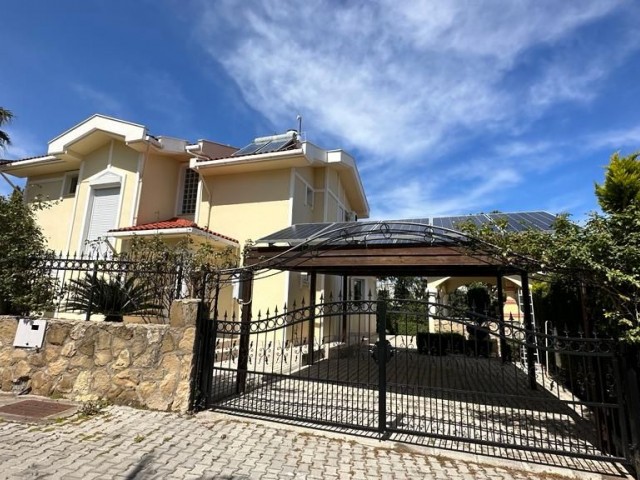 Girne Lapta Satılık 4+1 Villa / Havuzlu