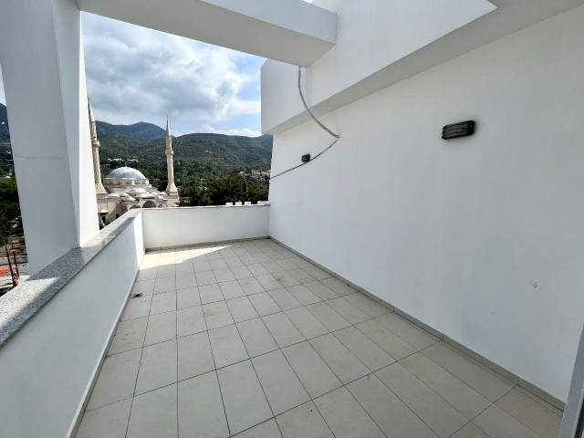 Zu verkaufen 3+1 Penthouse Wohnung in Kyrenia Zentrum / Meerblick