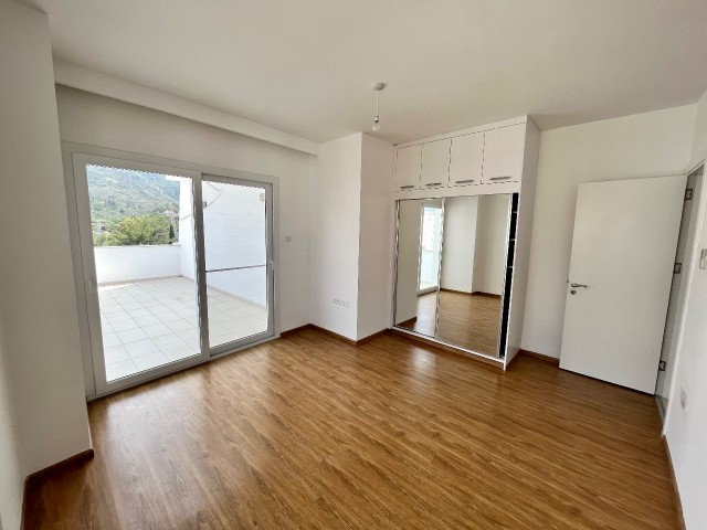 Zu verkaufen 3+1 Penthouse Wohnung in Kyrenia Zentrum / Meerblick