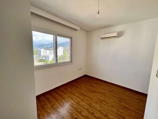 Zu verkaufen 3+1 Penthouse Wohnung in Kyrenia Zentrum / Meerblick