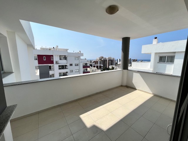 Zu verkaufen 3+1 Penthouse Wohnung in Kyrenia Zentrum / Meerblick