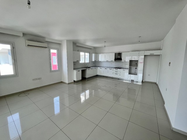 Zu verkaufen 3+1 Penthouse Wohnung in Kyrenia Zentrum / Meerblick