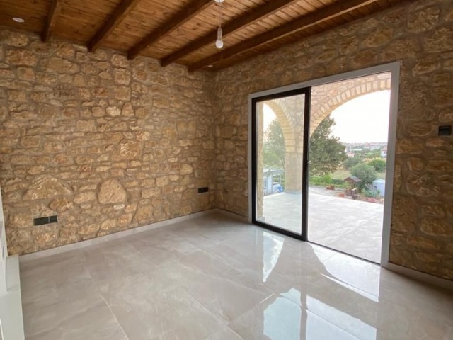 Luxuriöse 4+1 Steinvilla mit Pool zum Verkauf in Kyrenia /Karsiyaka