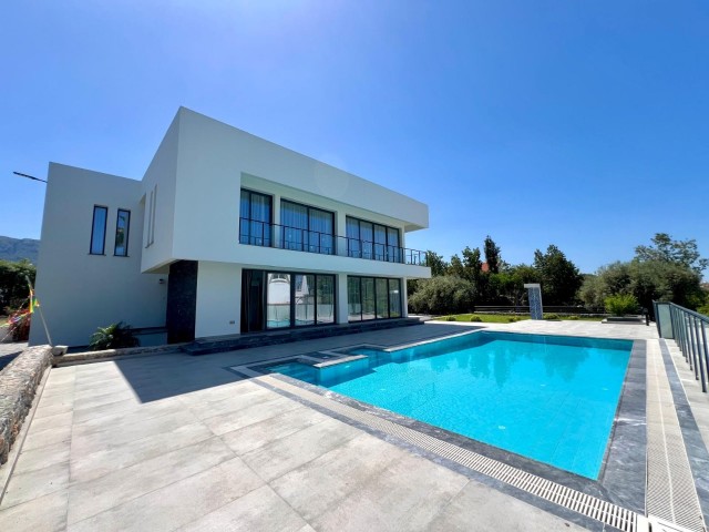 Girne Çatalköyde satılık lux 5+1 villa 