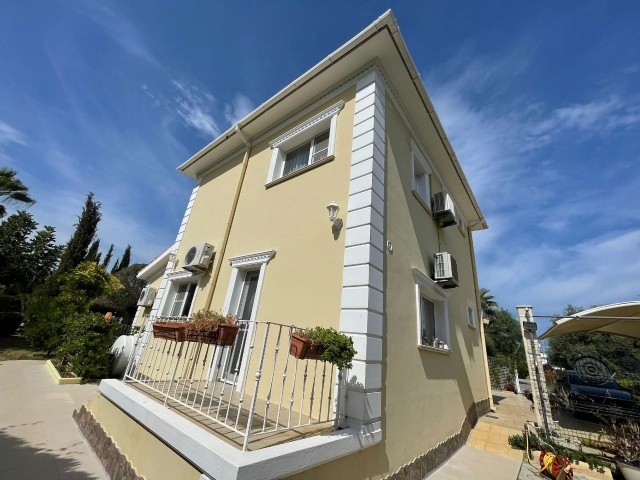 Girne  Ozanköy Satılık Ful Eşyalı /Geniş Bahçeli / Özel Havuzlu 4+1 Villa