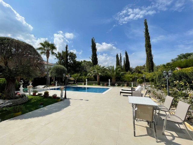 Полностью меблированная вилла 4+1 с большим садом/частным бассейном на продажу в Кирении Озанкёй
