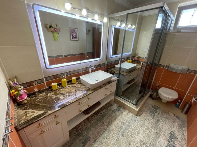 Girne  Ozanköy Satılık Ful Eşyalı /Geniş Bahçeli / Özel Havuzlu 4+1 Villa