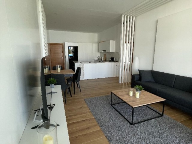 Makelloses Apartment mit 2 Schlafzimmern und Poolblick