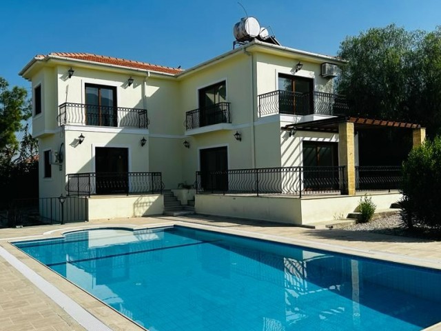 Girne Çatalkoy'de Satılık Dağ ve Deniz manzaralı 3+1 Villa