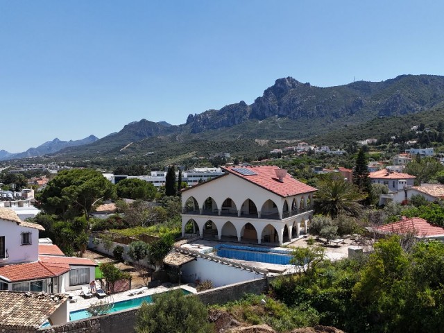 Kyrenia-Edremit 4+1 Mansion with Private Pool requiring renovation within 1607m2