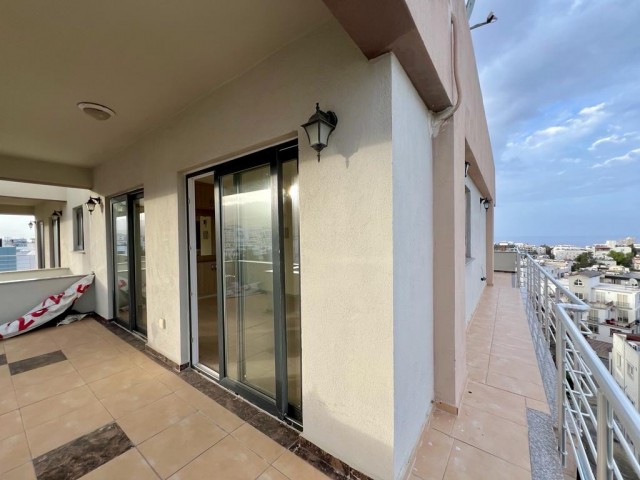 2+1 Wohnung/Penthouse zum Verkauf mit Meer- und Bergblick. Kyrenia-Zentrum