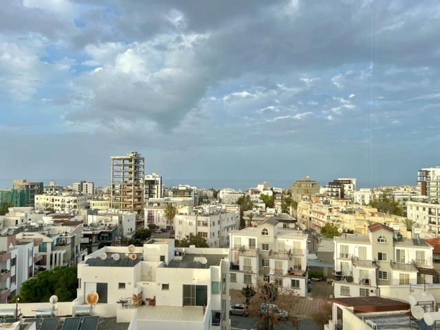 2+1 Wohnung/Penthouse zum Verkauf mit Meer- und Bergblick. Kyrenia-Zentrum