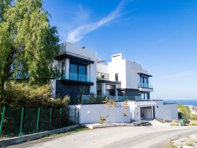 Luxusvilla mit herrlichem Panoramablick auf das Meer in Zeytinlik