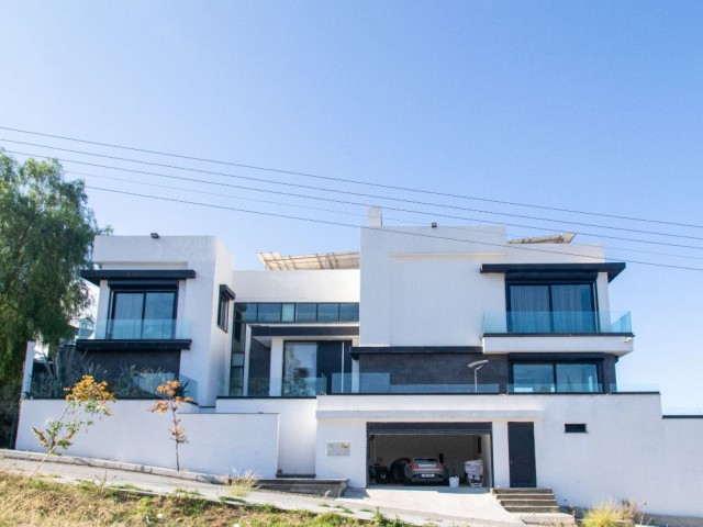 Luxusvilla mit herrlichem Panoramablick auf das Meer in Zeytinlik