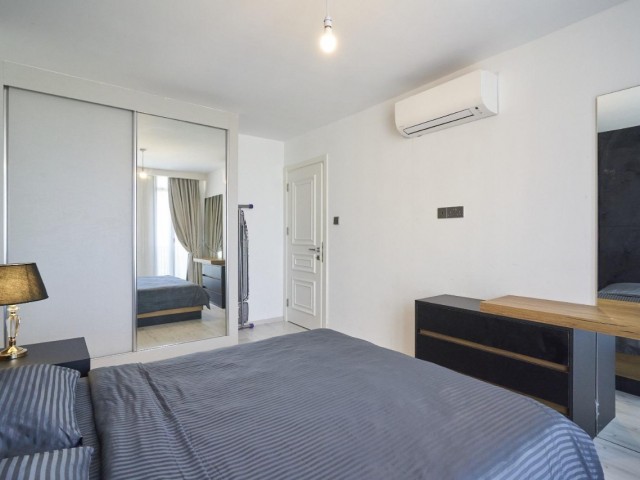 Girne merkezinde satılık modern ve lux 3+1 penthouse, özel havuzlu, özel çatı terası