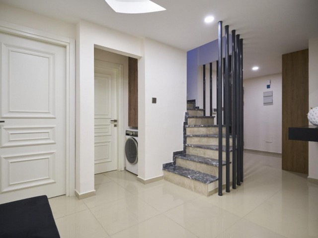 Girne merkezinde satılık modern ve lux 3+1 penthouse, özel havuzlu, özel çatı terası