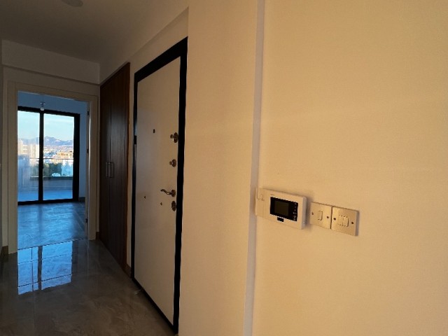 Girne merkezde satılık geniş çatı teraslı muhteşem Penthouse