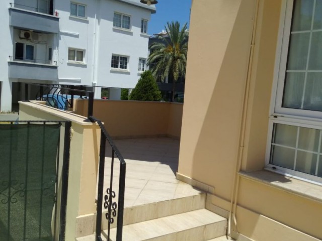 3+1 Wohnung mit Gemeinschaftspool zum Verkauf im Zentrum von Kyrenia