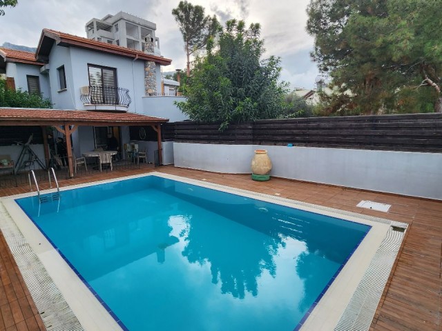 Freistehende Villa mit privatem Pool im Zentrum von Kyrenia