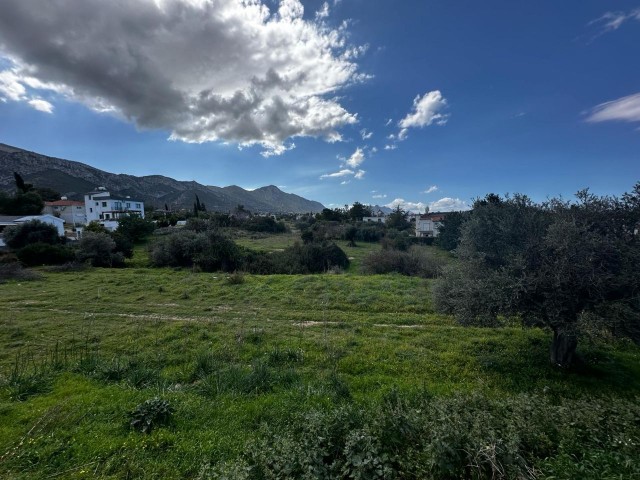 Land with mountain and sea views for sale in Kyrenia / Çatalköy