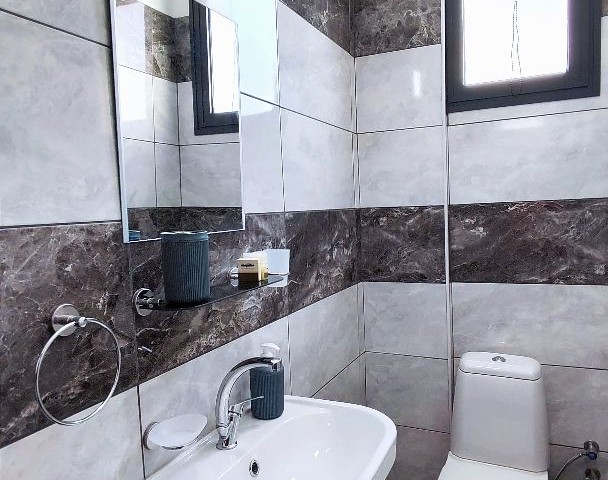  Alsancak'ta Çatıda Jakuzili Uzun ve Kısa Dönem Kiralık 4+1 Villa