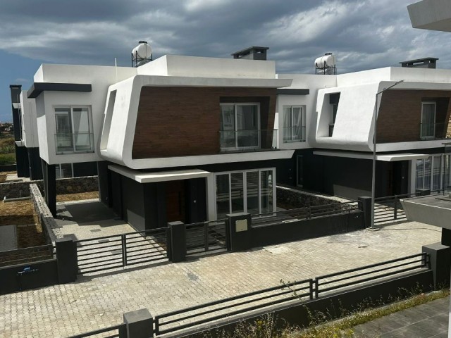 Karşıyaka'da satılık 3 yatak odalı yeni villa