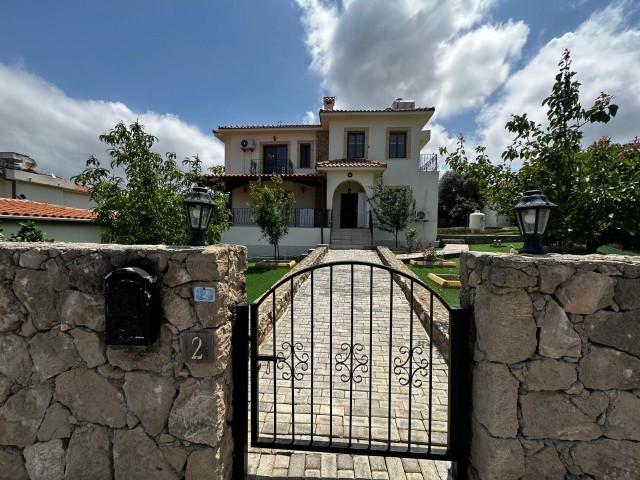 4+1 Villa mit Berg- und Meerblick und Pool zum Verkauf in Arapköy