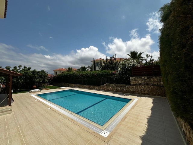 4+1 Villa mit Berg- und Meerblick und Pool zum Verkauf in Arapköy