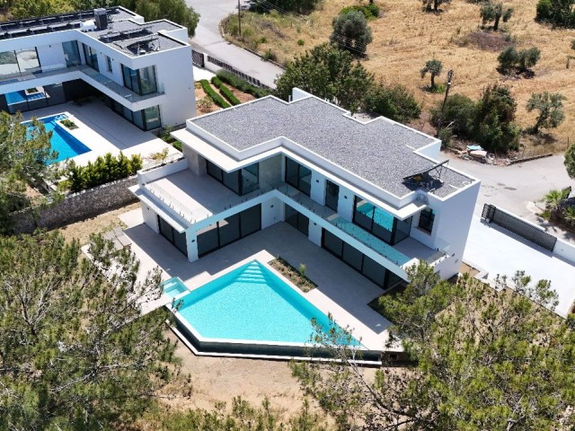 Sorgfältig gebaute, ultra-luxuriöse 4+1-Villa zum Verkauf in Bellapais, Kyrenia