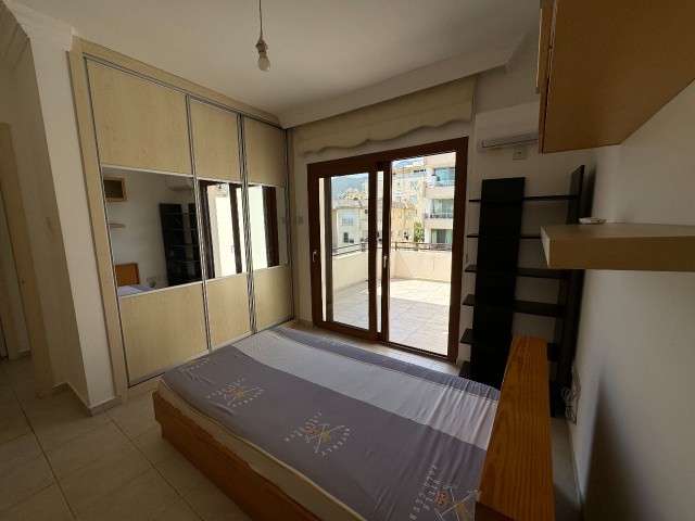 Penthouse-Wohnung mit 2 Schlafzimmern zu vermieten im Stadtzentrum von Kyrenia