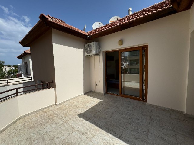 Penthouse-Wohnung mit 2 Schlafzimmern zu vermieten im Stadtzentrum von Kyrenia