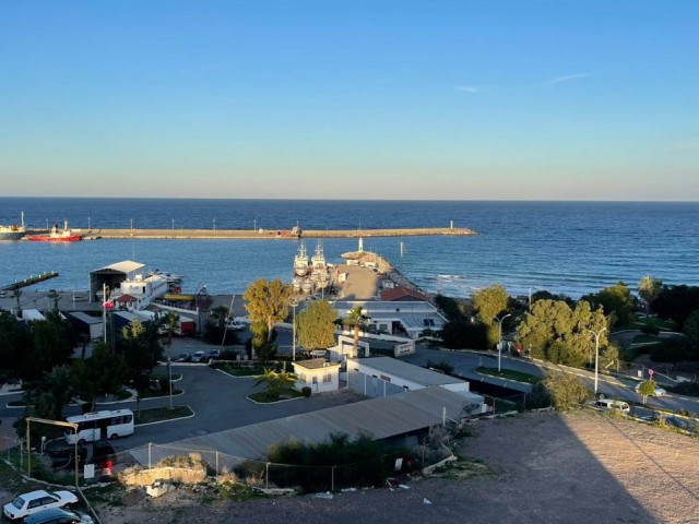 Im Zentrum von Kyrenia, gegenüber dem Lord Palace Hotel, 2+1 mit vollem Meerblick