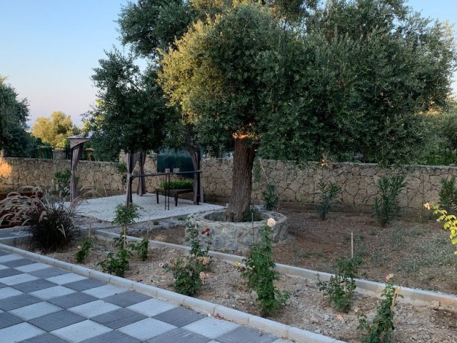 Komplett möblierte 2+1-Villa mit Meerblick, Pool und Garten in der Region Girne Yeşiltepe Ilgaz