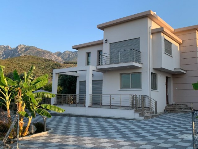 Girne Yeşiltepe Ilgaz Bölgesinde Deniz Manzaralı Havuzlu ve Bahçeli Müstakil Full Eşyalı 2+1 Villa