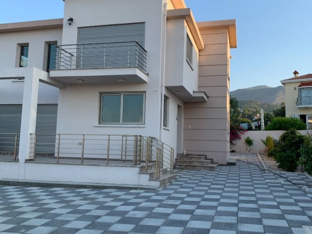 Girne Yeşiltepe Ilgaz Bölgesinde Deniz Manzaralı Havuzlu ve Bahçeli Müstakil Full Eşyalı 2+1 Villa