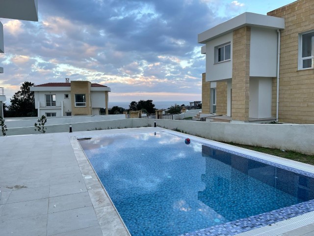 Girne Yeşiltepe Ilgaz Bölgesinde Deniz Manzaralı Havuzlu ve Bahçeli Müstakil Full Eşyalı 3+1 Villa