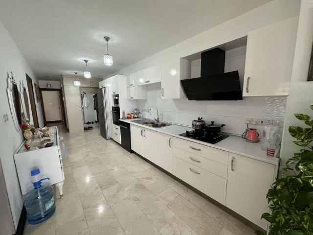 Girne Merkezde Deniz Manzaralı En Suit 3+1 Full Eşyalı Penthouse