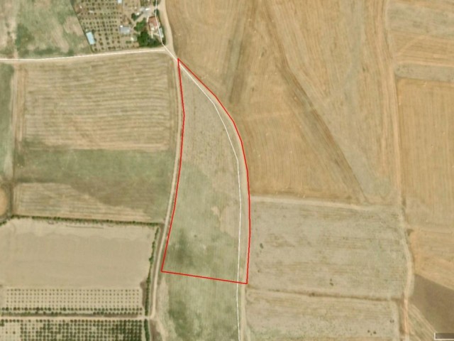 700m von der Autobahn auf der Straße Nikosia - Famagusta, zum Verkauf 10 Hektar Zypern 3 EVLEK-14. 152M2 Grundstück ( Kapitel 96 - 10 Etage genehmigt), Straße bereit Projekt Genehm