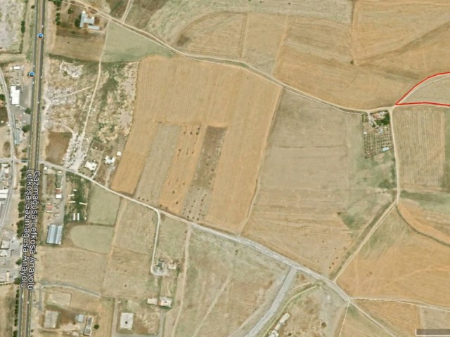 700m von der Autobahn auf der Straße Nikosia - Famagusta, zum Verkauf 10 Hektar Zypern 3 EVLEK-14. 152M2 Grundstück ( Kapitel 96 - 10 Etage genehmigt), Straße bereit Projekt Genehm