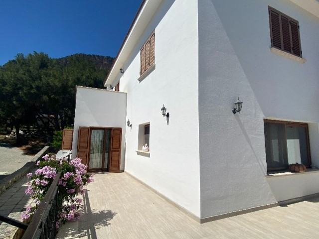 Luxury villa for sale - Panoramic mountain and city views, spacious rooms, terrace and well-maintained garden ** 