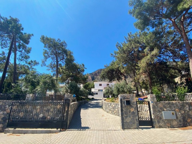 Luxury villa for sale - Panoramic mountain and city views, spacious rooms, terrace and well-maintained garden ** 