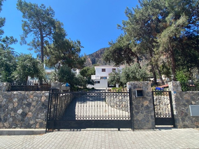 Luxury villa for sale - Panoramic mountain and city views, spacious rooms, terrace and well-maintained garden ** 