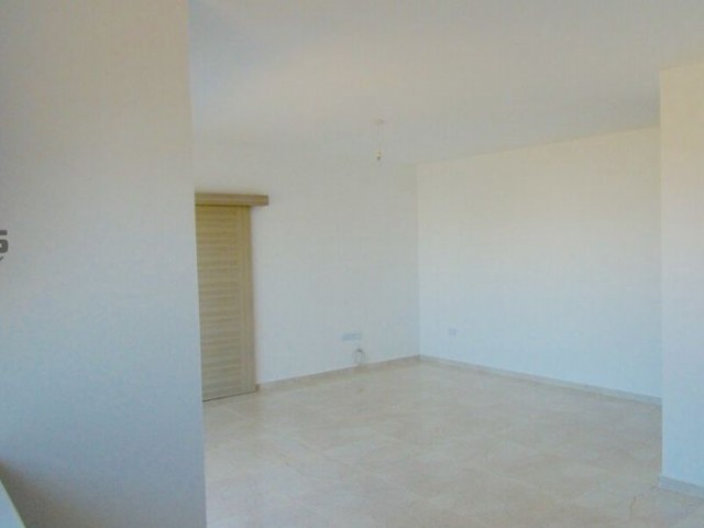 SA-223 Apartment near shopping center