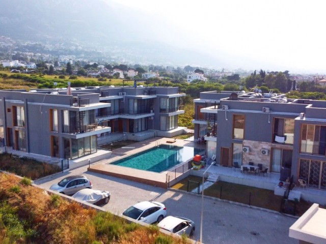 1+1 Wohnung mit Pool in Alsancak